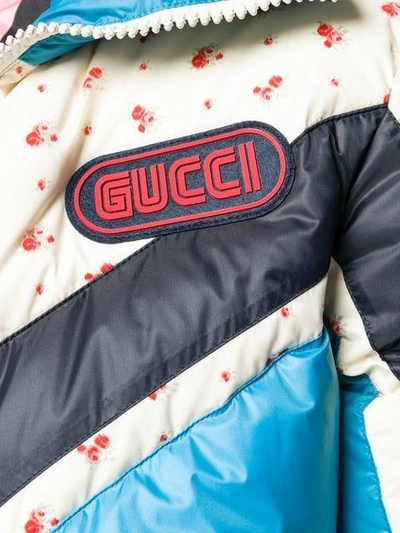 Shop Gucci Daunenjacke Mit Logo-patch In Blue