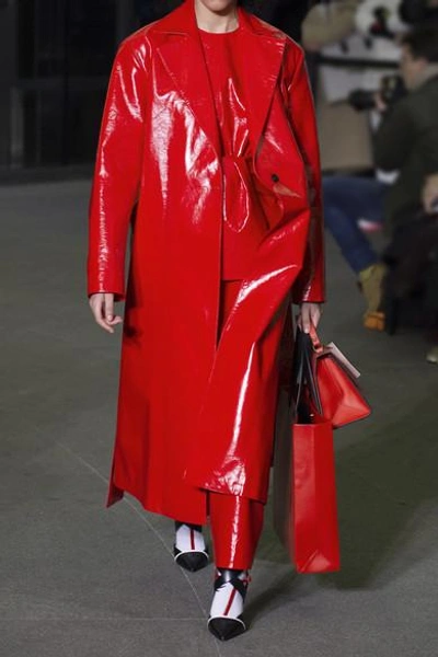 Shop Msgm Faux Glossed-leather Trench Coat In Crimson