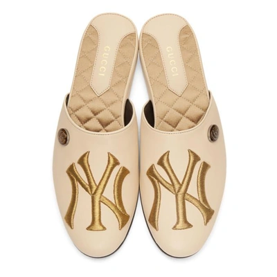 Shop Gucci Off-white Ny Yankees Edition Flamel Patch Slippers In 9522 Ivoire