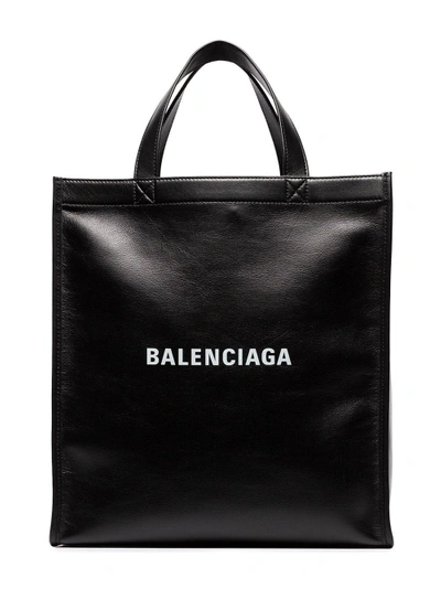 Shop Balenciaga Shopper Mit Logo-print In Black
