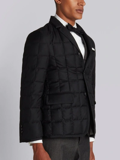 THOM BROWNE 经典黑色SUPER 130'S织斜纹羊毛饰罗缎单排扣羽绒西装外套