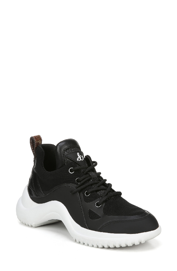 meena sneaker