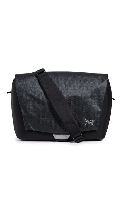 Shop Arc'teryx Fyx 13 Bag In Black