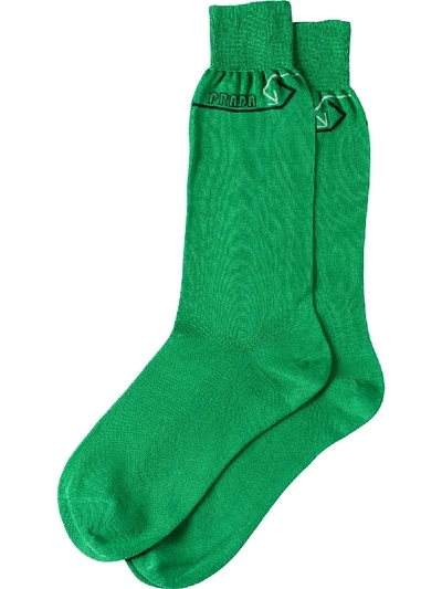 Shop Prada Socken Mit Intarsien-logo - Grün In Green