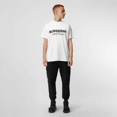 Shop Burberry Baumwoll-t-shirt Mit Überlagertem -logo In White
