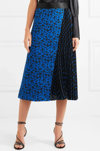 Shop Alice And Olivia Lilia Asymmetric Pleated Printed Satin-trimmed Crepe De Chine Midi Skirt In Blue
