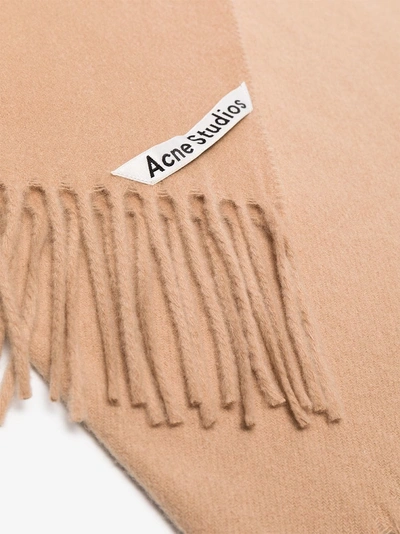 Shop Acne Studios Klassischer Kaschmirschal In Nude/neutrals