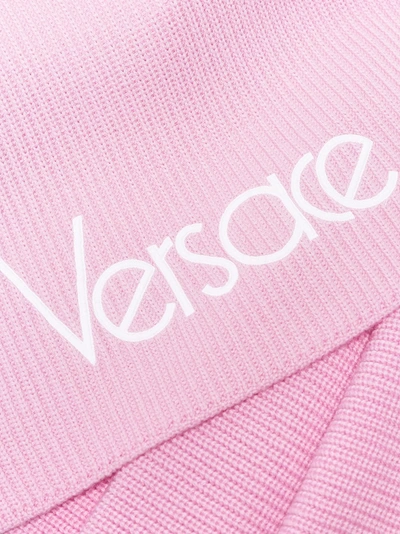 Shop Versace Schal Mit Logo-stickerei In Pink/purple