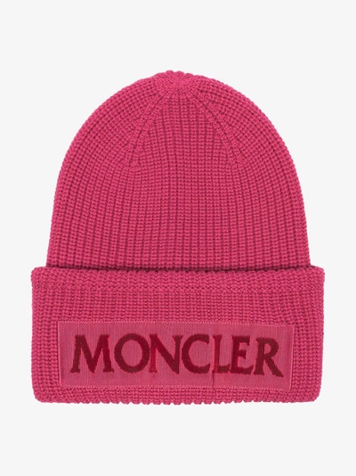 Shop Moncler Beanie Mit Logo In Pink/purple