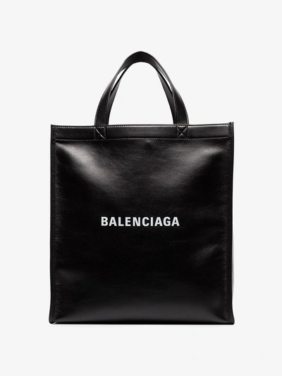 Shop Balenciaga Shopper Mit Logo-print In Black