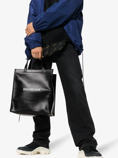 Shop Balenciaga Shopper Mit Logo-print In Black