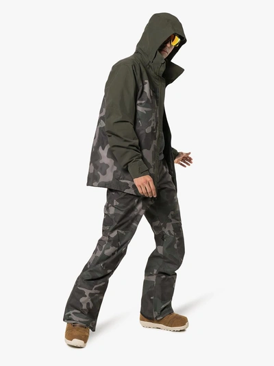 Shop Burton Ak Hose Mit Camouflage-print In Green