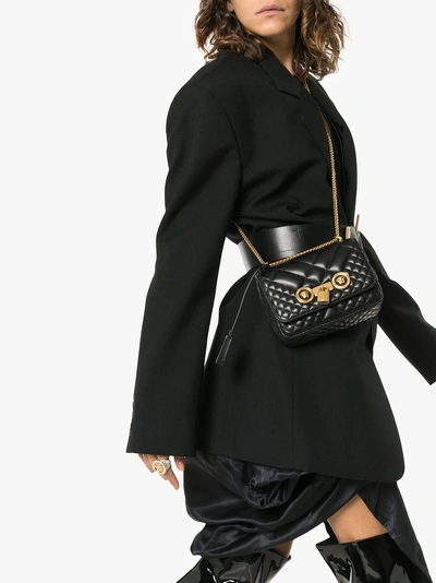 Shop Versace Kleine Schultertasche In Black
