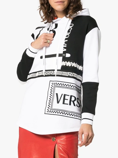 Shop Versace Kapuzenpullover Mit Logos In White