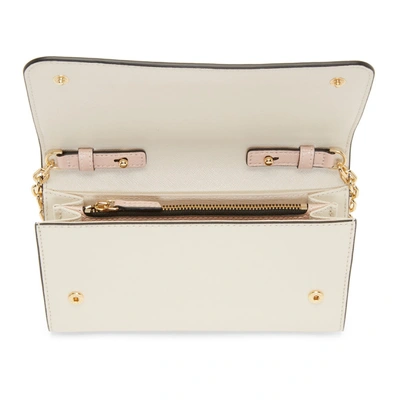 Shop Marc Jacobs Beige And Off-white Chain Wallet Bag In 088 Dustmul