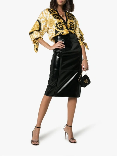 Shop Versace Bluse Mit V-ausschnitt In A7900 Black Multi