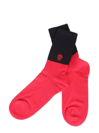 Shop Alexander Mcqueen Skull Logo Contrast Socks In Red