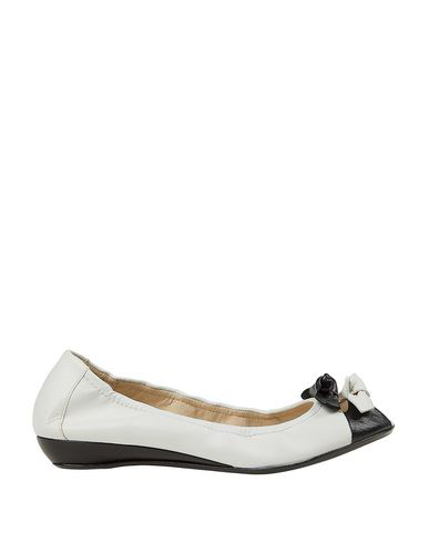 stuart weitzman ballerina flat