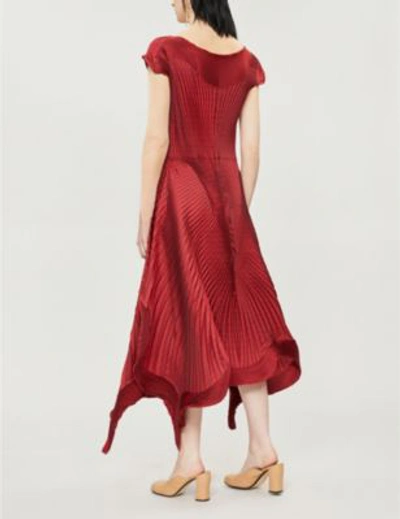 Shop Issey Miyake Scalloped-hem Pleated Dress In Red