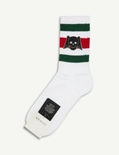 Shop Gucci Mens White And Dark Green Striped Winged Skull Stretch Cotton Socks In White/dark Green