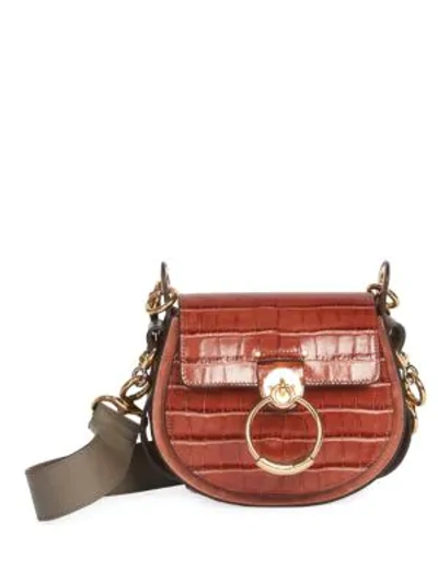 Shop Chloé Tess Croc-embossed Leather Saddle Bag In Chestnut