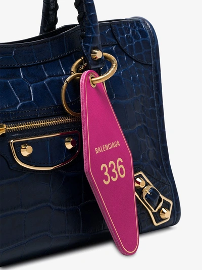 Shop Balenciaga Diamantförmiger Schlüsselanhänger In 5550 Fuchsia