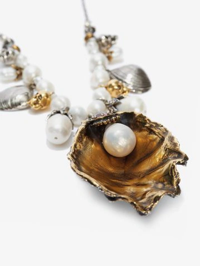 Shop Alexander Mcqueen Halskette Mit Perle Und Auster In Silver/gold