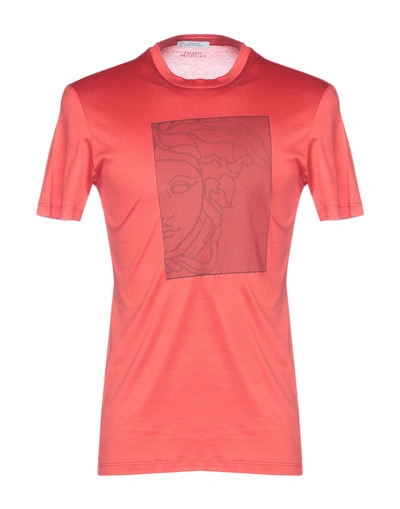 Shop Versace T-shirt In Coral