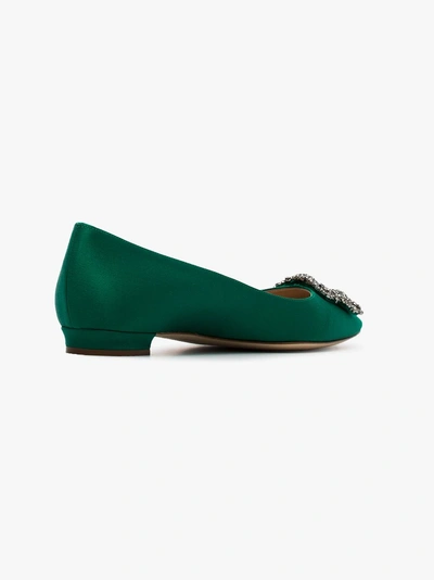 Shop Manolo Blahnik 'hangisi' Pumps Mit Brosche In Green