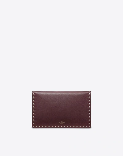 Shop Valentino Garavani Rockstud Grainy Calfskin Pouch In Ruby