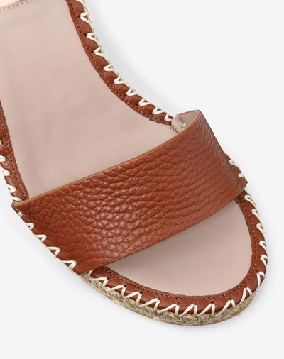 Shop Valentino Garavani Double Rockstud Grainy Calfskin Wedge Sandal 95 Mm In Bright Cognac/poudre