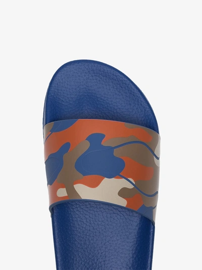 Shop Valentino Garavani Pantoletten Mit Camouflage-print In Zg8 Blue