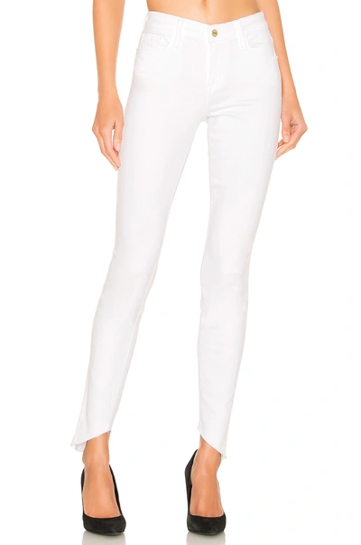 Shop Frame Le Skinny De Jeanne Back Triangle. - In Blanc