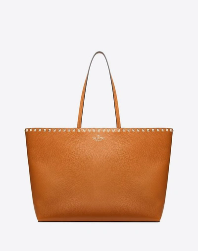 Shop Valentino Garavani Large Grain Calfskin Leather Rockstud Shopping Bag In Tan