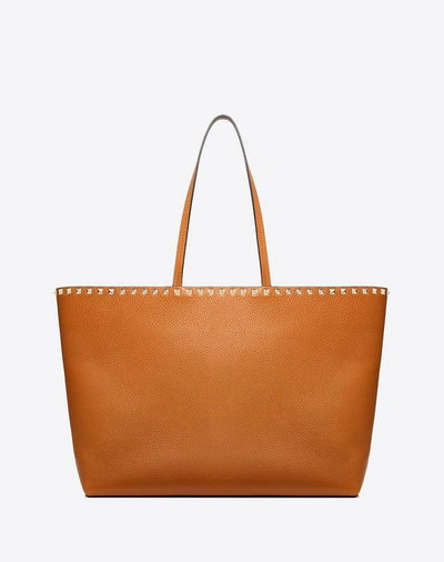 Shop Valentino Garavani Large Grain Calfskin Leather Rockstud Shopping Bag In Tan