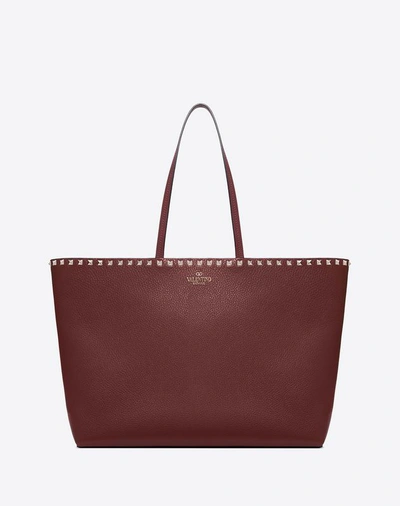 Shop Valentino Garavani Large Grain Calfskin Leather Rockstud Shopping Bag In Cherry