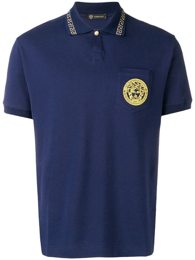 Shop Versace Poloshirt Mit Medusa-stickerei - Blau In Blue