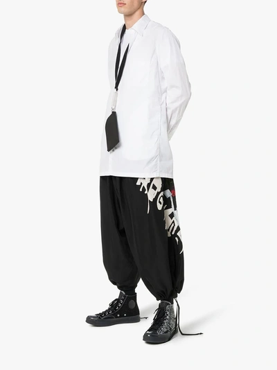 Shop Yohji Yamamoto Weite Cropped-seidenhose In Black