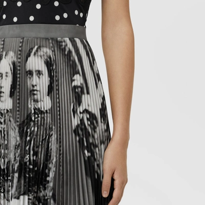 Shop Burberry Kleid Mit Punktmuster Und Viktorianischem Porträtmotiv In Black/white
