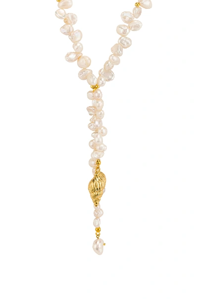 Shop Amber Sceats Tully Necklace In Metallic Gold. In Gold & Pearl