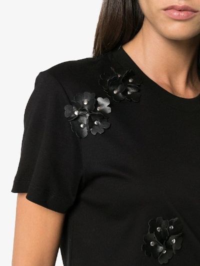 Shop Moncler T-shirt Mit Blütenapplikation In Black