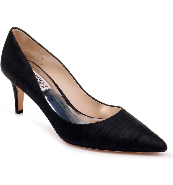 badgley mischka black pumps