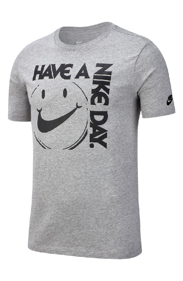 have a nike day shirt black