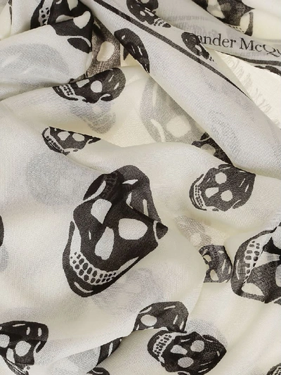 Shop Alexander Mcqueen Skull Printed Scarf In Ivory Black