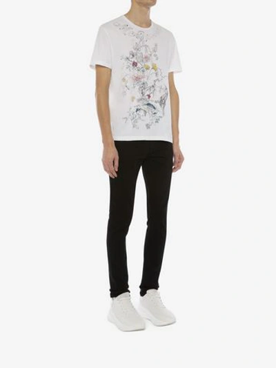 Shop Alexander Mcqueen T-shirt Mit Skull Und Botanischen Mustern In White Mix