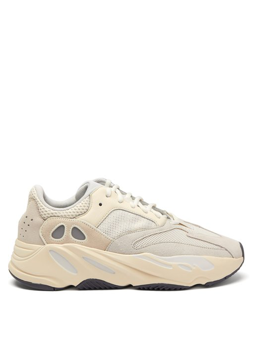 700 boost trainers