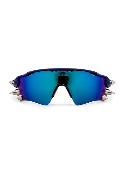 Shop Vetements Oakley Spikes 200 Sun Glasses In Blue