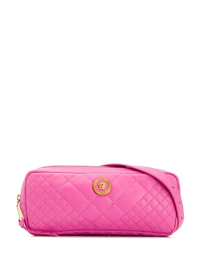 Shop Versace Gesteppte Schultertasche - Rosa In Pink