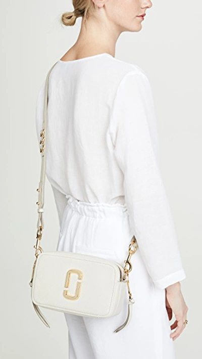 Shop Marc Jacobs The Softshot 21 Bag In Cream