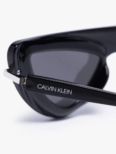 Shop Calvin Klein 205w39nyc Cat-eye-sonnenbrille In Black
